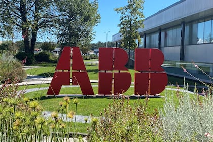 Börsen-Ticker: SMI schliesst mit Verlusten - 15 von 20 SMI-Titeln geben nach - ABB an Tabellenspitze - UBS und Nestlé ebenfalls gefragt - Novartis und Roche verlieren ABB-Logo im Fabrik-Gelände des Technologiekonzerns im italienischen Frosinone.