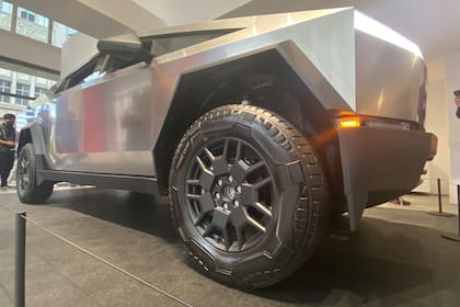 Teslas Cybertruck bald auf Schweizer Strassen unterwegs? Cybertruck von Tesla, ausgestellt im Laden des Elektroautoherstellers Anfang Juni 2024 in Zürich.