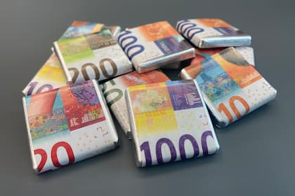Schweizer Franken wird schleichend zur einzigen «Safe Haven»-Währung Giveaways der Schweizerischen Nationalbank: Mini-Schokolade verpackt als Schweizer Banknoten.