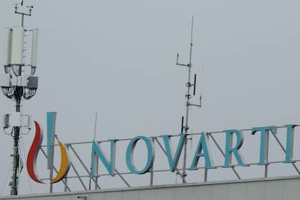 Börsen-Ticker: SMI legt zu - Swisscom ziehen an - Novartis und Roche gefragt - UBS auf Talfahrt - Nestlé nach Taucher stabilisiert Logo und Schriftzug des Pharmakonzerns Novartis.