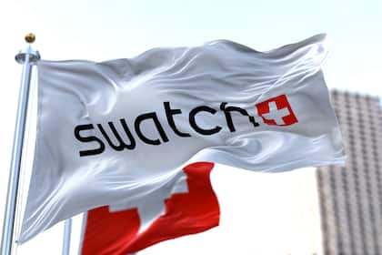 Schweizer Aktie der Woche: Wann das Anlegervertrauen in Swatch zurückkehren kann Flagge mit dem Logo von Swatch in Bern (2022).