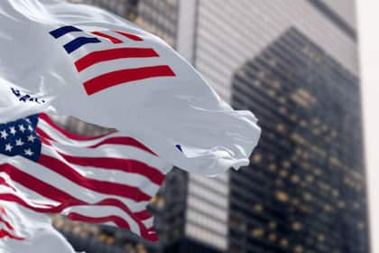 Kunden einer US-Bank machen bei Aktien überraschend Kasse Das Logo der US-Grossbank Bank of America auf einer Flagge in New York.