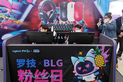 Börsen-Ticker: SMI schliesst mit Gewinn - Logitech und Partners Group vorn - Holcim und Novartis unter Druck - Comet und Clariant mit starken Kursavancen - Sandoz und Idorsia im Angebot Teilnehmer am Logitech Fan Day in Shanghai im Januar 2024.