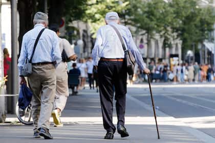 Diese Schweizer Aktien sind unterschätzte Gewinner des demografischen Wandels Senioren in der Zürcher Bahnhofstrasse.