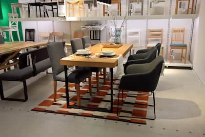 Möbelhaus schliesst für immer – alle Jobs weg Tische und Stühle in einem Möbelhaus (Symbolbild).