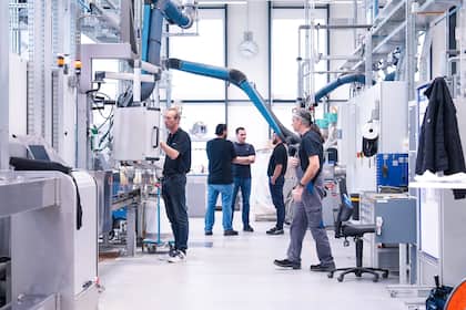 Sechs Nachzügler-Aktien mit Aufholpotenzial Mitarbeiter der Kabelproduktion von Huber+Suhner am Standort in Witzberg.