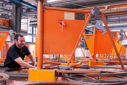Börsen-Ticker: SMI schliesst höher - Lonza als Tagessieger - Börsenneuling Centiel gefragt - Huber + Suhner unter Druck Ein Mitarbeiter der Kabelproduktion.