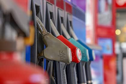 Wie stark trifft der schwankende Ölpreis Herrn und Frau Schweizer? Eine Tanksäule an der Tankstelle.