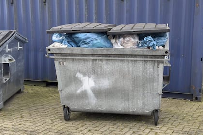 Der Abfallsack in der Schweiz kostet bald bis zu 5 Franken Von der Müllabfuhr nicht geleerter voller Container.