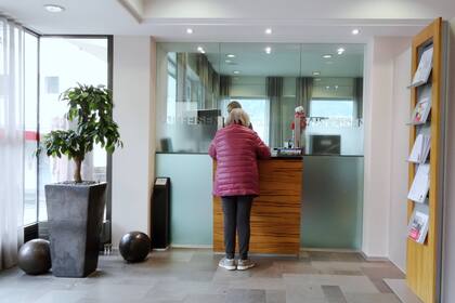 Von Säule 3a bis Pensionskassen-Gelder: Die ungeahnten Folgen der 13. AHV-Rente Rentnerin beim Geldabheben.