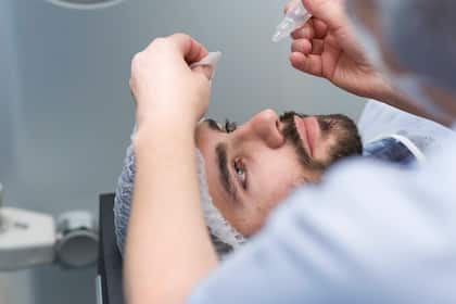 Live-Ticker Börse: Schweizer Aktienmarkt schliesst im Minus - 19 von 20 SMI-Titel mit Verlusten - Alcon ist Tagesverliererin - Swisscom als Einzige mit Gewinnen Bei Augenoperationen kommen auch Mittel des Augenheilkundespezialisten Alcon zum Einsatz.