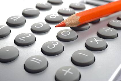 Chefstratege einer US-Bank spricht wieder von Stagflation Ein Rechner in der Nahaufnahme.