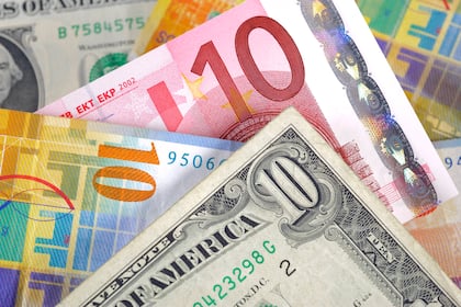Nach Schweizer Inflationsdaten: Franken steigt gegen Euro und Dollar Banknoten von verschiedenen Währungen.