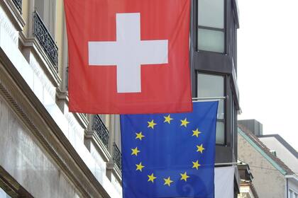 US-Investoren ziehen wieder Gelder aus europäischen Aktien ab Flaggen der Schweiz und der EU: Das Verhältnis ist kompliziert.