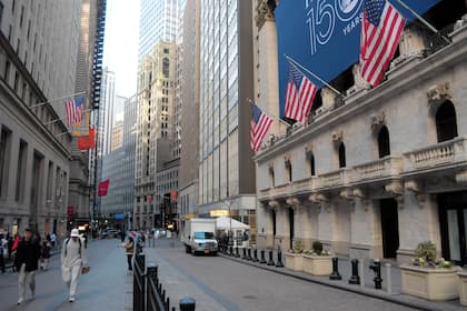 Live-Ticker Börse: SMI schliesst nach Aufholjagd unverändert - Roche stützt - Nestlé-Aktie auf neuem Vier-Monate-Tief - Idorsia unter Druck Passanten vor der New Yorker Wall Street (USA, 17. Februar 2025).