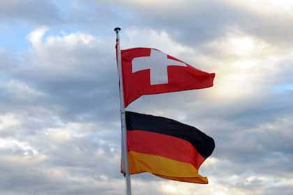 Commerzbank-Chefökonom über die deutsche Reformpolitik: «Ein Blick in die wirtschaftlich erfolgreiche Schweiz kann wichtige Anregungen geben» Die Flaggen von Deutschland und der Schweiz.