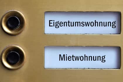 Steigende Immobilienpreise: Diese Punkte sollten Eigenheimbesitzer im Blick behalten Klingelschilder mit Eigentumswohnung und Mietwohnung.