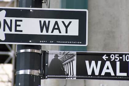 Aktienquote von US-Privathaushalten steigt auf Rekordhoch Strassenschild an der Wall Street in New York, USA (2024).