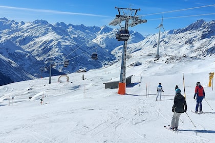 Seit der Jahrtausendwende ist jedes sechste Skigebiet in der Schweiz verschwunden Skifahrer auf den Pisten der Skiregion Andermatt-Sedrun-Disentis.