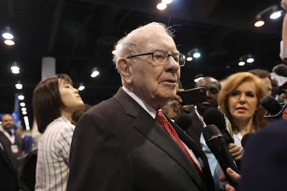 US-Aktien: «Buffett-Indikator» gibt klares Verkaufssignal Warren Buffett, Vorsitzender und CEO von Berkshire Hathaway, spricht zu Reportern während der jährlichen Aktionärsversammlung des Unternehmens in Omaha, USA, am 4. Mai 2019.