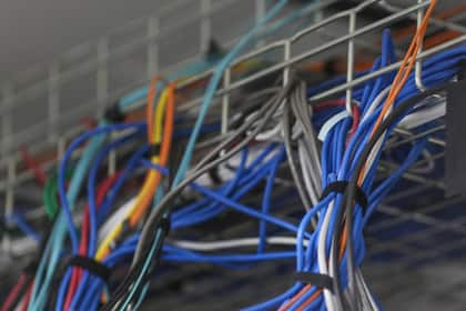 Aktienmarkt: Warum Rechenzentren Potenzial bieten Verkabelung in einem Rechenzentrum.