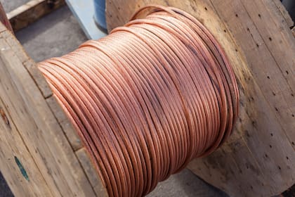 Warum Industriemetalle wie Kupfer und Zink ins Depot gehören Grosse Spulen mit Elektrokabeln.