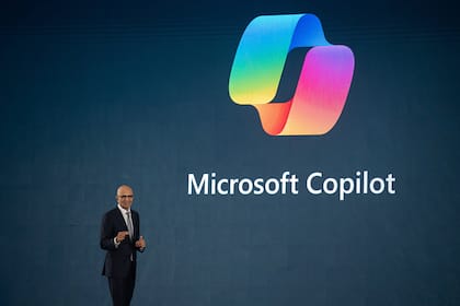 Börsen-Ticker: US-Märkte verlieren deutlich - Microsoft legen stark zu - SMI schliesst fast unverändert - Swiss Re an der Spitze - Holcim und Amrize schwach Satya Nadella, CEO von Microsoft, bei einem Auftritt in Bangkok Anfang Mai 2024.