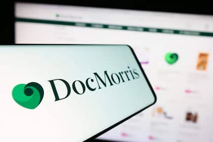 Trotz ehrgeiziger Ziele für 2026 bleibt die Zukunft von DocMorris unsicher Das Logo der Online-Apotheke DocMorris auf einem Smartphone.