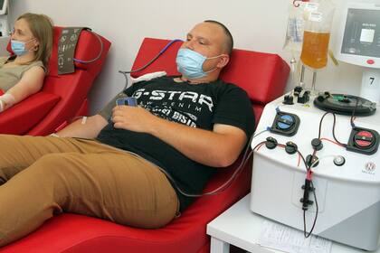 Das ändert sich im Februar in der Schweiz Patienten, die eine Covid-19-Erkrankung überstanden haben, spenden in der Ukraine Blutplasma.