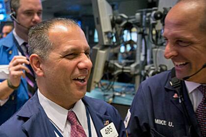 UBS-Chefstratege warnt vor Coolness und Unbekümmertheit an den Märkten Traders share a laugh at the New York Stock Exchange (NYSE) in New York, U.S., on Tuesday, April 30, 2013.