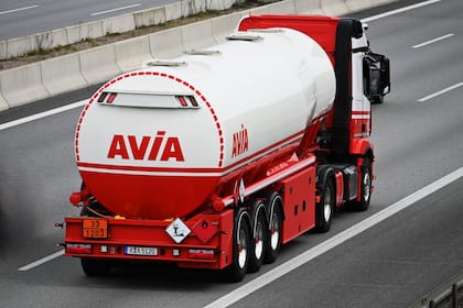 Sinkende Erdölnotierungen: Warum der Preis für Diesel an der Zapfsäule dennoch hoch bleibt Ein Tanklastwagen von Avia auf der Autobahn.