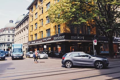 Meister 1881 wechselt nach 144 Jahren die Hand Blick in die Zürcher Bahnhofstrasse, wo sich das Geschäft von Meister 1881 befindet.