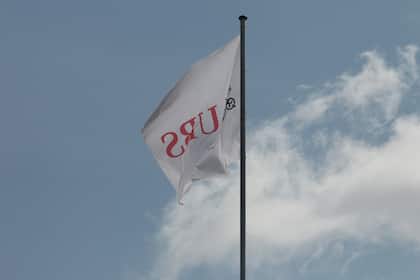 UBS mit «Durchhalteparole» bei Aktien Eine Fahne mit dem Firmenlogo der UBS (2025).