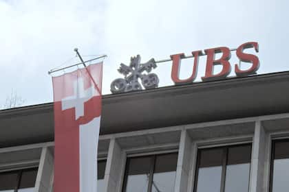 UBS-Aktie zieht nach Fusionsgerüchten kräftig an UBS am Paradeplatz in Zürich.