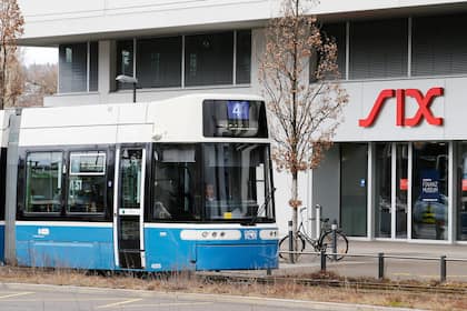 Live-Ticker Börse: SMI schliesst nahezu unverändert - Technologie gesucht - Richemont legt zu - Sika auf tiefstem Stand seit 2020 Tram vor dem Hauptsitz des Börsenkonzerns SIX in Zürich.