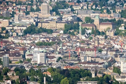 Google-Crack wird Chef von KI-Firma in Zürich Altstadt von Zürich mit Universität und ETH.