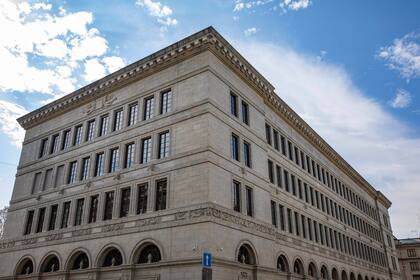 Trotz Zoll-Hammer: UBS sieht bei SNB-Zinsen keinen Handlungsbedarf Die Schweizerische Nationalbank (SNB) führt als unabhängige Zentralbank die Geld- und Währungspolitik des Landes und hat in Bern und Zürich je einen Sitz.