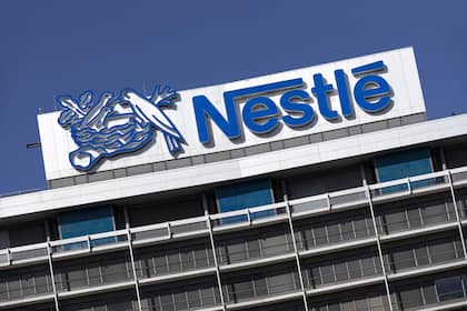 Börsen-Ticker: Schweizer Aktienmarkt schliesst deutlich tiefer - 14 von 20 SMI-Titeln im Minus - Dividendenabschlag von Nestlé belastet - Aktien von DocMorris steigen auf Acht-Monate-Hoch Nestle-Logo auf dem Dach der Deutschlandzentrale in Frankfurt.