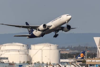 Nach Streiks: Pilotengewerkschaft will mit Lufthansa reden Eine Triple-Seven von Lufthansa Cargo am Flughafen Frankfurt.