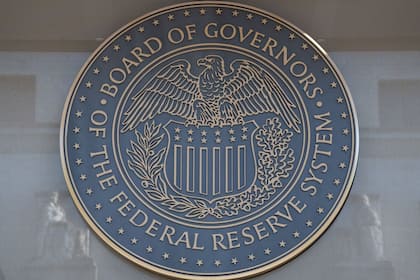 Chefstratege einer US-Bank rechnet mit Panik-Zinssenkung Emblem des «Board of Governors» der Federal Reserve.