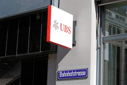 Vernehmlassung zu UBS-Kapitalvorschriften endet am Freitag - Aktie steht vor 40-Franken-Marke Logo der UBS an der Filiale an der Zürcher Bahnhofstrasse.
