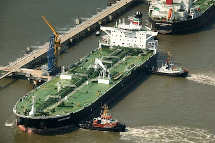 Ein Blick in die Geschichtsbücher hilft: So sollten sich Anleger für die nächsten Monate positionieren Ein Erdöltanker im Wilhelmshaven, Deutschland (2026).