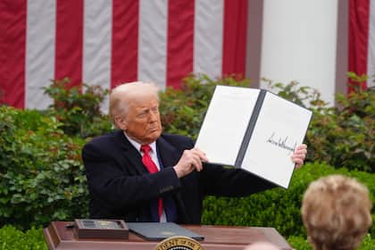 Experten zweifeln: Trump begründet neue Zölle mit US-Zahlungsbilanzkrise US-Präsident Donald Trump unterzeichnet eine Durchführungsverordnung, die ab dem 3. April 2025 um Mitternacht gegenseitige Zölle für viele andere Länder vorsieht (April 2025).