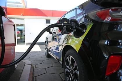 Ölpreis bricht ein – aber Benzinpreise bleiben hoch Auto wird an einer Tankstelle mit Kraftstoff befüllt.
