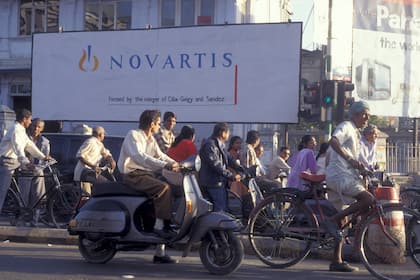 Schnellstarter und Fehlzünder: Diese Schweizer Aktien fallen zu Jahresbeginn auf Novartis-Werbung in Surat in der indischen Provinz Gujarat.