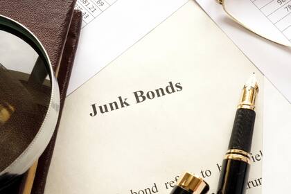 Zinsaufschläge bei Ramsch-Anleihen mahnen bei Aktien zur Vorsicht Ein Junk Bond (oder Schrottanleihe, Ramschanleihe) ist eine Anleihe eines Emittenten von schlechter Bonität.