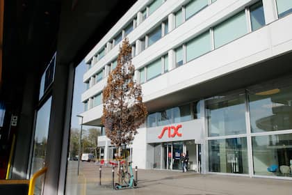 Live-Ticker-Börse: SMI schliesst im Plus - Schwergewichte stützen - Amrize gewinnt - Kühne+Nagel und Partners Group geben nach Blick aus dem Tram auf den Sitz des Börsenkonzerns SIX in Zürich.