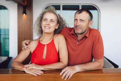 Ratgeber-Teil von cash.ch neu gestaltet und aktualisiert Ein Paar auf einem Kreuzfahrtschiff.