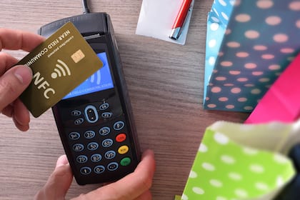 Das sind die besten Karten für günstige Zahlungen im Ausland Kontaktloses Zahlen mit der Kreditkarte - NFC macht es möglich.