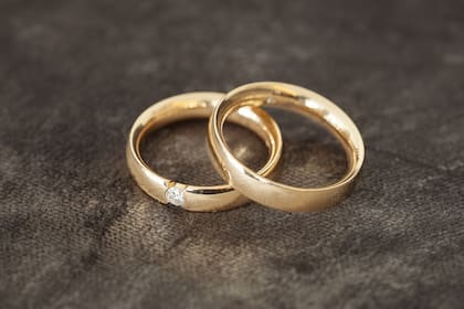 Streitgespräch zur Individualbesteuerung: «Mittelstand wird entlastet» versus «Mittelstand zahlt die Zeche» Symbolbild zweier Eheringe.